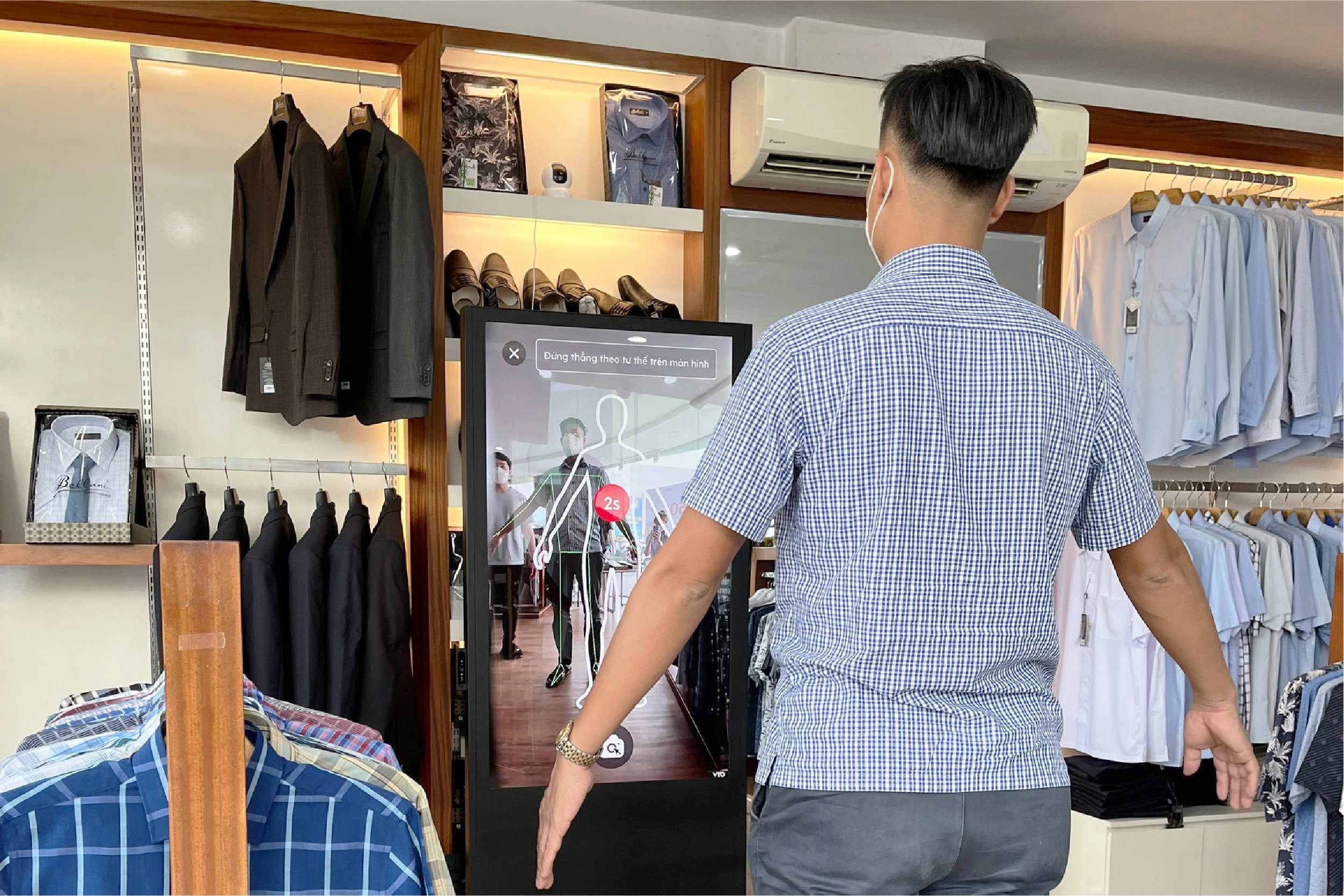 A customer is using Virtual Try On mirror at Belluni store